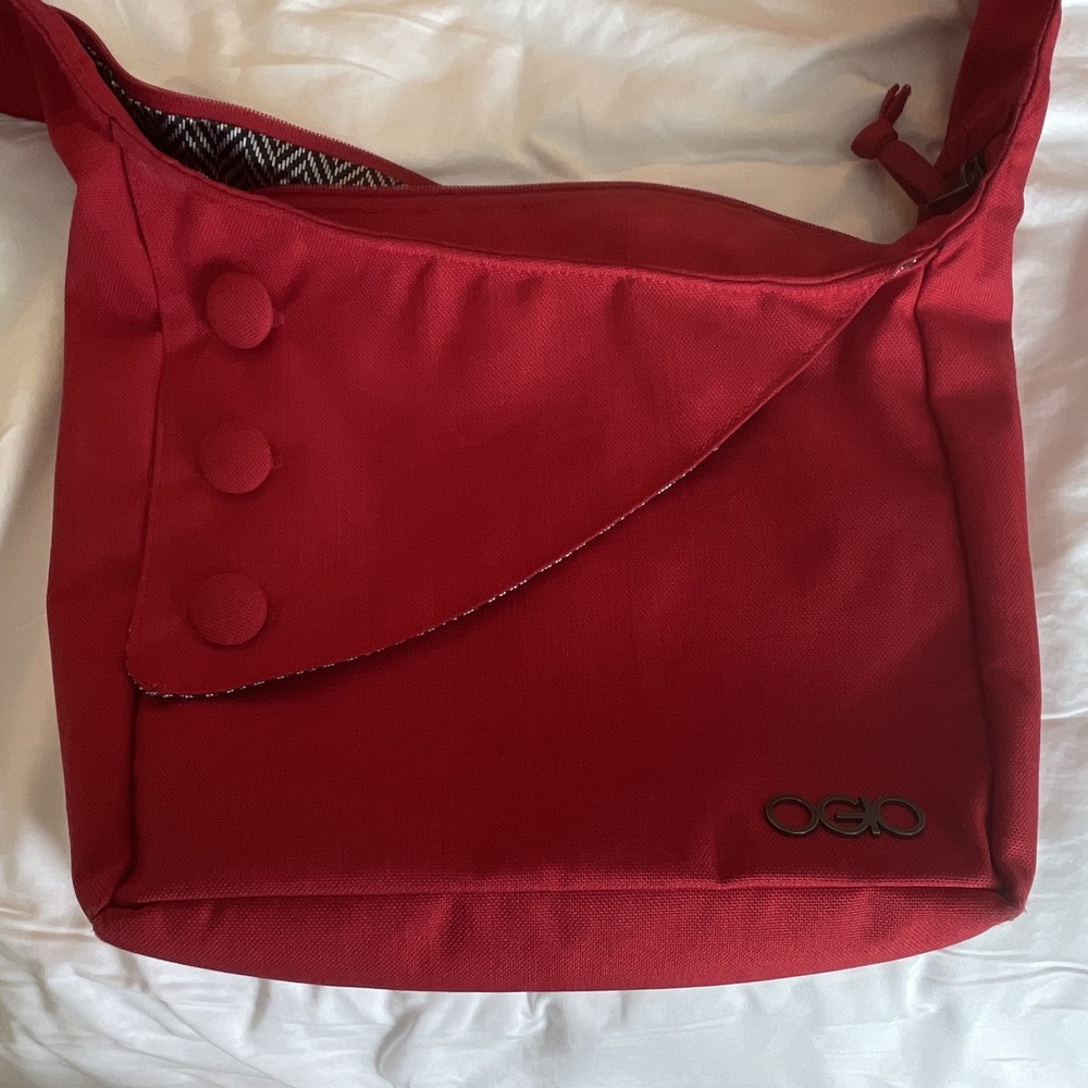 OGIO Women's Red Solid Shoulder Bag, Zip Closure, Inner Pockets, Lined